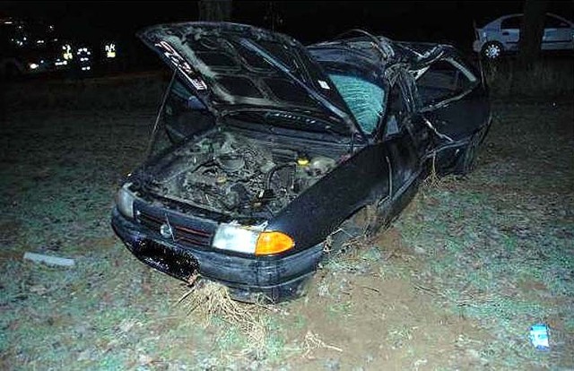 Wypadek wydarzył się 31 grudnia 2011 roku około godziny 23.00. 
-&nbsp;Policjanci na miejscu zdarzenia wstępnie ustalili, że 18-letni mężczyzna, mieszkaniec powiatu oleśnickiego, kierujący samochodem osobowym marki opel astra, jadąc prostym odcinkiem drogi - nawierzchnia drogi była oblodzona - nagle stracił panowanie nad kierowanym pojazdem - mówi mł.asp. Ewa Jakubowska, rzecznik prasowy Komendy Powiatowej Policji w Ostrzeszowie. 

Okoliczności wypadku ustala ostrzeszowska policja pod nadzorem prokuratury.