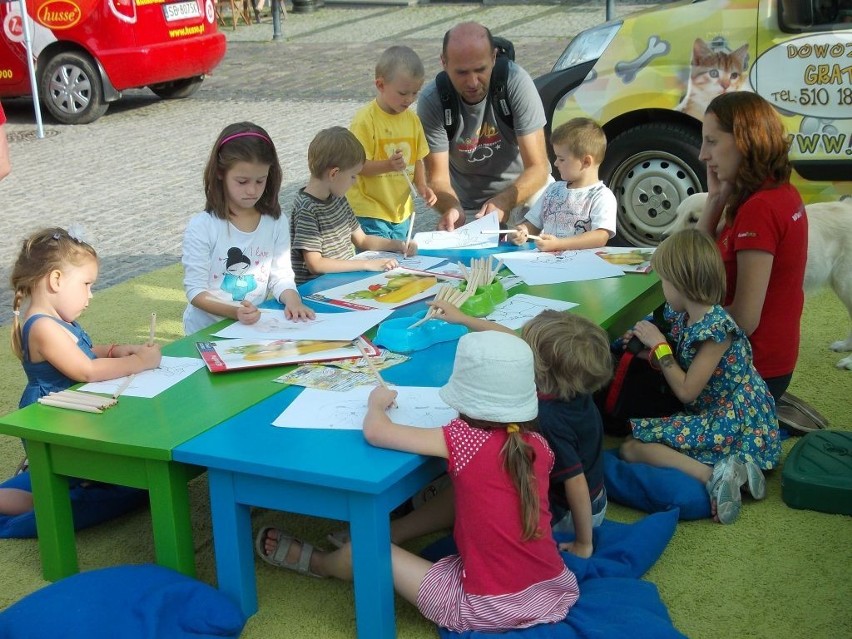 Dla najmłodszych przygotowano zajęcia plastyczne. Dzieciaki...