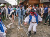 Kandydaci do tytułu Mister Supranational z wizytą w Gorlicach. Zwiedzali naftowy skansen i tańczyli razem z Pogórzanami