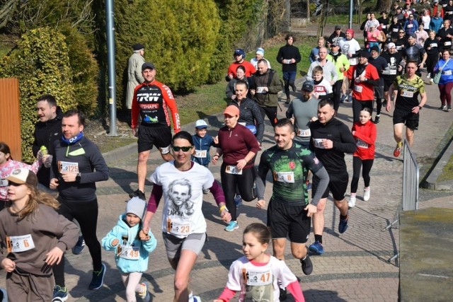 Trasa biegu była bardzo zróżnicowana i prowadziła z Podwala Dolnego przez pagórkowaty teren Parku Piszczele. Więcej na kolejnym zdjęciu.