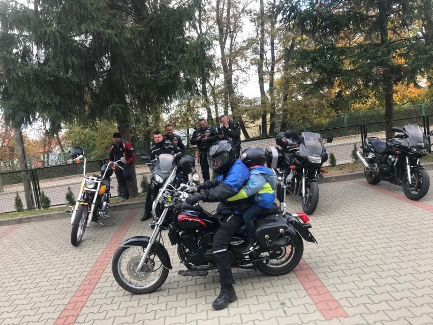 Fani motorów odwiedzają dzieci w domach dziecka, by dzielić...