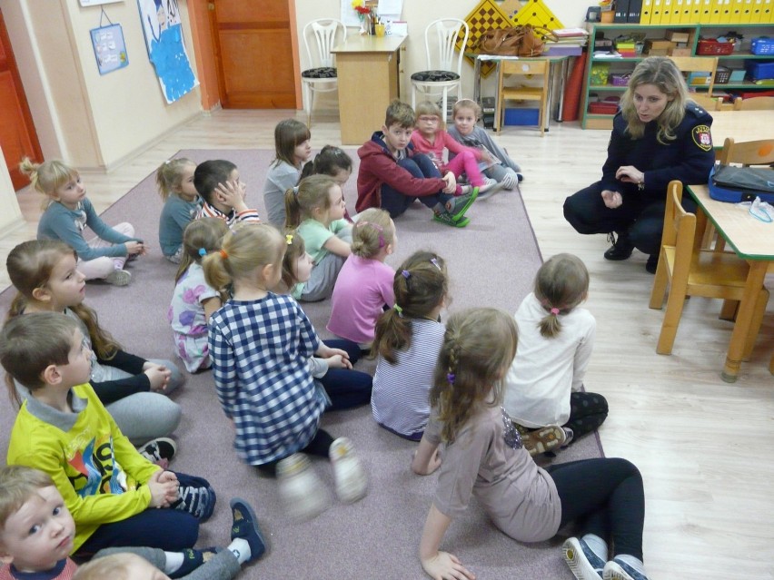 Bezpieczne ferie ze Strażą Miejską w Sieradzu. Profilaktyczna akcja prowadzona jest w przedszkolach