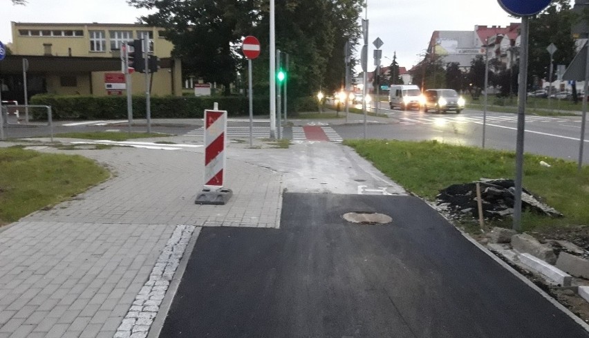 Drogowcy wykazali się pomysłowością przy łączeniu starej i nowej ścieżki rowerowej w Kielcach 