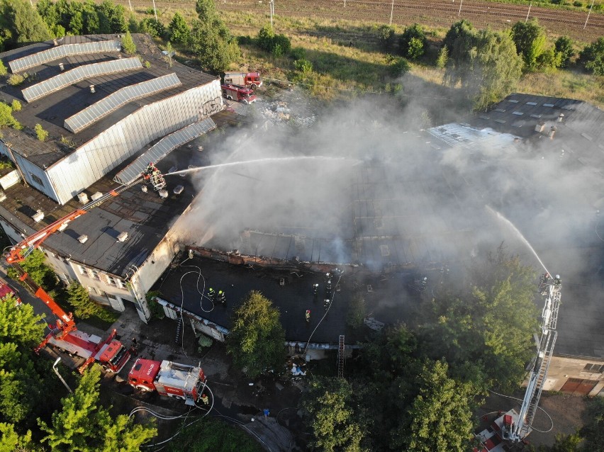 Pożar zabytkowej lokomotywowni w Grudziądzu z lotu ptaka. Zobacz zdjęcia z drona