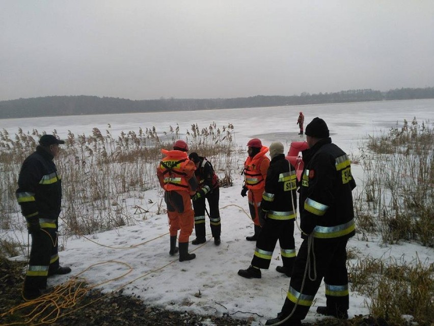 Strażacy ćwiczyli na zamarzniętym jeziorze 