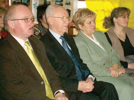 Od lewej Klemens Podlejski, Eli Zborowski, Stanisława Nowak i Sabina Grucela w trakcie oglądania prezentacji.