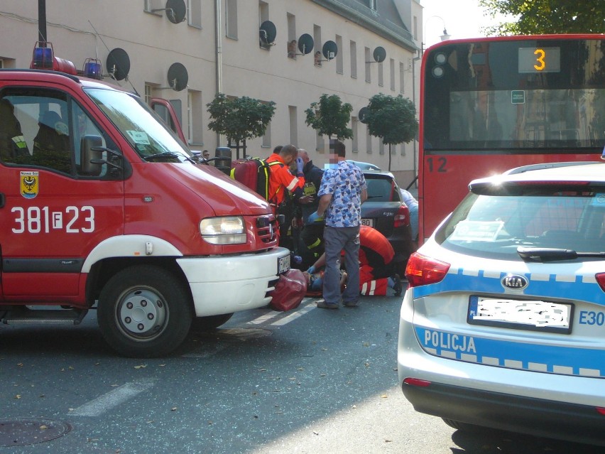 Wypadek w centrum Nowej Soli. Autobus zderzył się z samochodem osobowym [WIDEO, ZDJĘCIA]