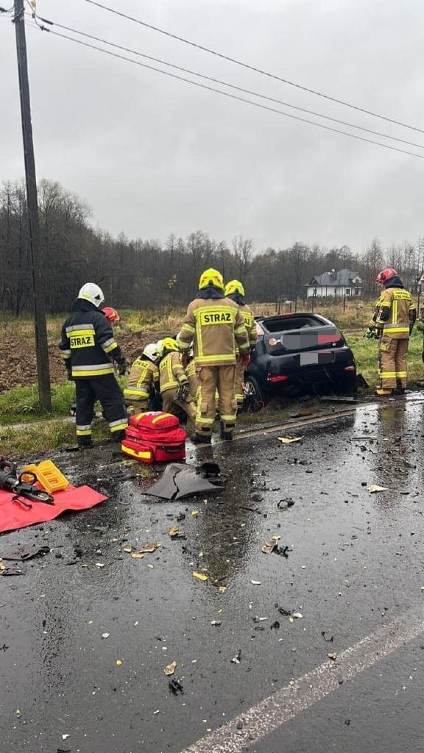 Śmiertelny wypadek w Bujakowie. Czołowe zderzenie osobówki z samochodem ciężarowym. Jedna osoba nie żyje