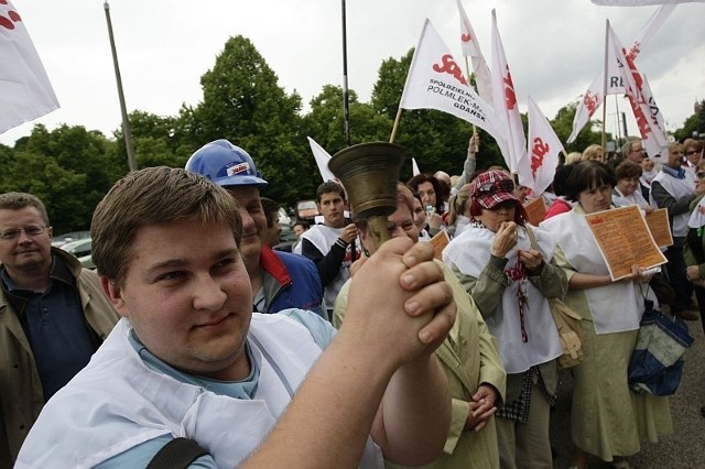 "Chcemy dialogu!" - nawoływali protestujący nauczyciele.