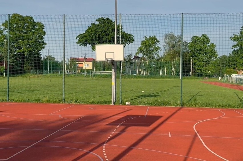 Za boiskiem wielofunkcyjnym w tle widać boisko treningowe...