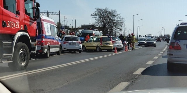 W niedzielę po godzinie 11. doszło do wypadku na ul. Kamiennej w Bydgoszczy. Dwa samochody osobowe zderzyły się w pobliżu skrętu na przejazd kolejowy. W autach podróżowały trzy osoby. Dziecko z urazem głowy trafiło do szpitala. Choć ze wstępnych informacji od strażaków wynikało, że większych utrudnień w ruchu nie będzie, tworzyły się korki: pas ruchu w kierunku centrum był zablokowany, ruch odbywał się sąsiednim pasem. 

Zobaczcie zdjęcia z miejsca wypadku >>>


Flesz - wypadki drogowe. Jak udzielić pierwszej pomocy?

