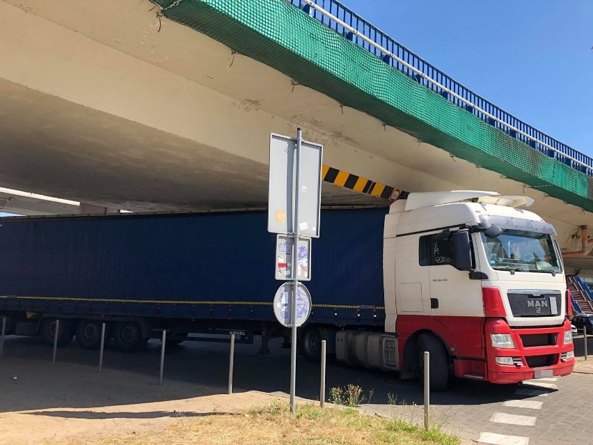 Ciężarówka utknęła pod Trasą Zamkową.