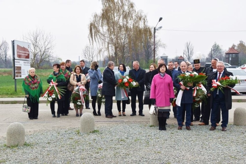 Przed Tablicami Pamięci znajdującymi się w przed Bramą...