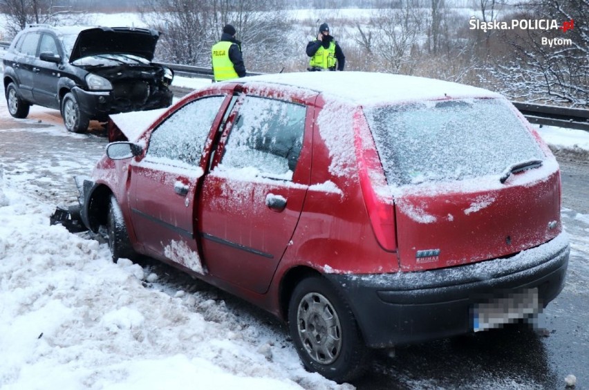 Wypadek w Bytomiu. Czołowe zderzenie na ul. Celnej, kobieta trafiła do szpitala