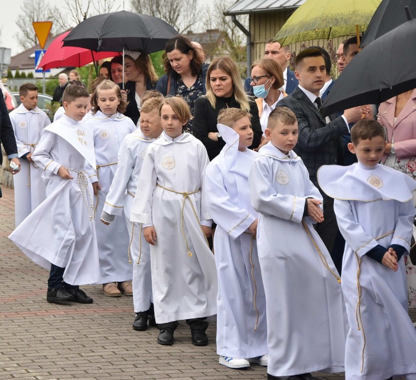 Malbork. I Komunia Święta w parafii Miłosierdzia Bożego [ZDJĘCIA]. Uroczystość w dwóch odsłonach