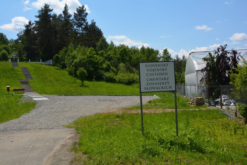 Cmentarz w Załużu w końcu przypomina godne miejsce pochówku.