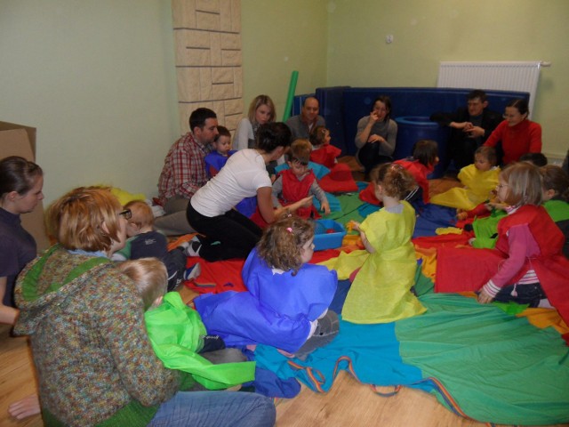 Fundacja Świadomi Rodzice specjalizuje się w organizowaniu spotkań i warsztatów dla małych dzieci i ich rodziców