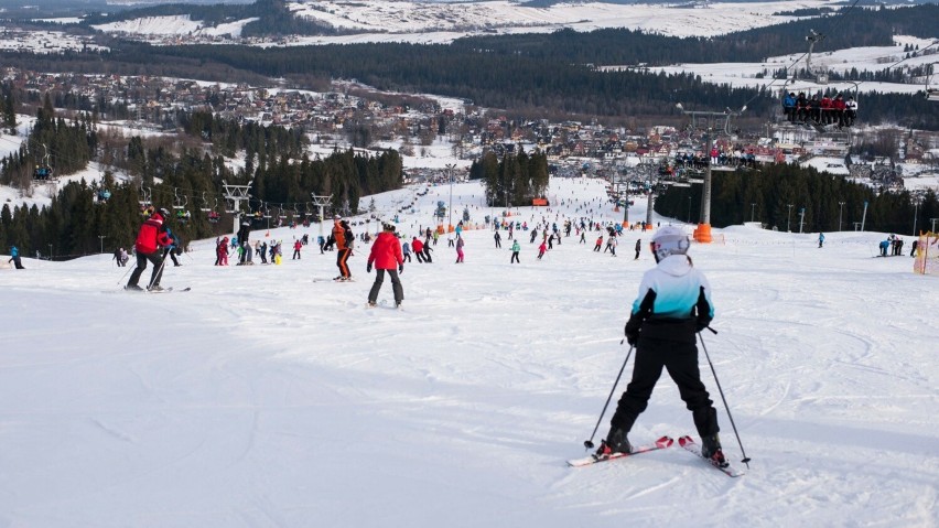 Ile kosztuje jazda na nartach w Polsce w sezonie niskim, w...