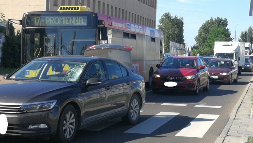 Wypadek na ulicy Wroniej we Włocławku. Potrącenie mężczyzny przechodzącego przez przejście dla pieszych [zdjęcia]