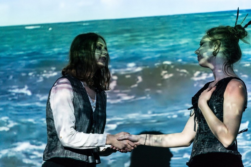 Teatr Anonimowych Aktorów z I LO w Koninie wystawił sztukę "Na pełnym morzu" Sławomira Mrożka