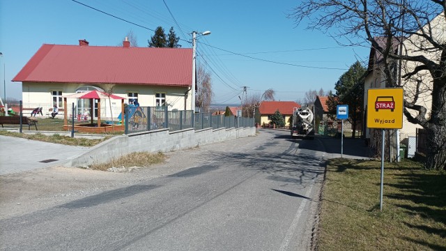 Droga powiatowa w Gierczycach jest w fatalnym stanie, w kwietniu ma się zacząć remont odcinka od świetlicy i przedszkola w dół, 28.03.2022