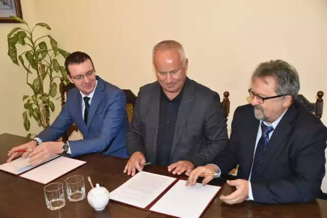 W starostwie powiatowym w Lęborku podpisane zostały umowy z firmą Usługi Ogólnobudowlane Leszek Piechowski na przebudowę i remont czterech odcinków dróg powiatowych na terenie gmin Nowa Wieś Lęborska, Wicko i Cewice.