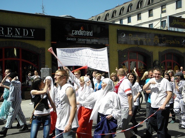 Studenci rządzą w Częstochowie. Zobacz, jak barwy był w tym roku żakowski korowód [WIDEO+ZDJĘCIA]