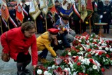 Delegacje mieszkańców, władz i instytucji złożyły wiązanki kwiatów pod rozbudowanym pomnikiem Chrystusa Odkupiciela w Zbąszynku [ZDJĘCIA]