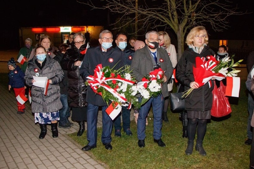 Mierzeszyn dla Niepodległej. Odsłonili Pomnik Niepodległości z tablicą pamiątkową, piszą listy do Polonii