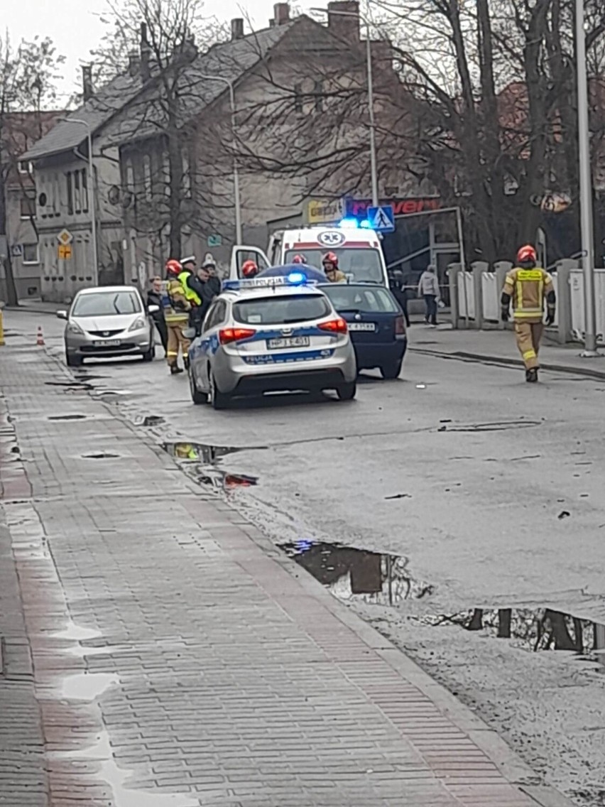 43-letni kierowca z Kędzierzyna-Koźla skosił latarnię i dwa drzewa. Próbował uciekać, ale złapali go policjanci
