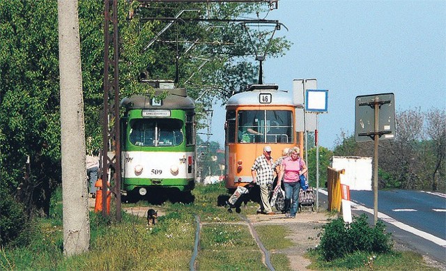 Linia 46: krzywe tory, przedpotopowe wagony, ale pasażerów wciąż sporo. Kto ich będzie woził po ewentualnej likwidacji tramwaju?