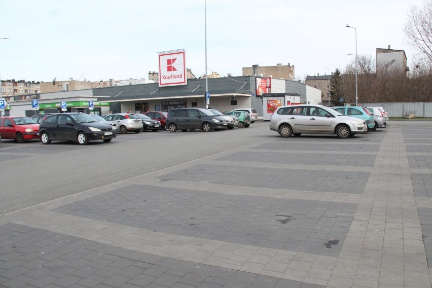 Urząd Miejski jest pusty, dużo wolnych miejsc parkingowych...