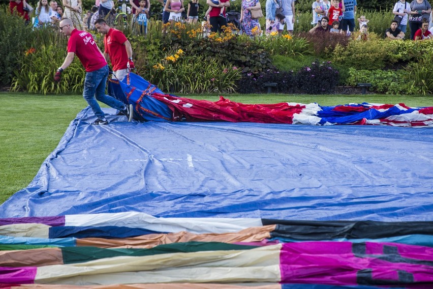 Balonowy Cud nad Wisłą. Niebo nad Warszawą pokryło się kolorowymi balonami, magiczne widoki