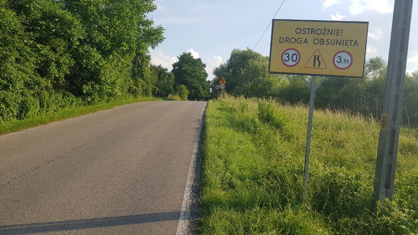 Osuwisko na drodze powiatowej w Stradomce