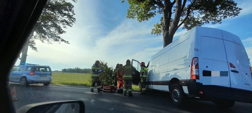 Wypadek w Sławutówku koło Rekowa 8.09.2022. Dostawczak uderzył w drzewo. Kierowca jest ranny