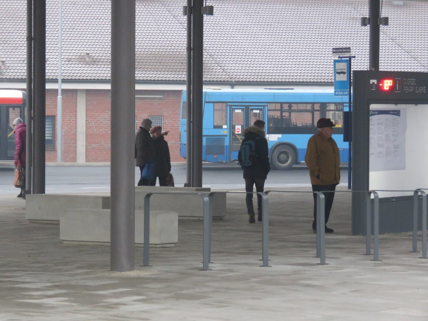 Pasażerowie w Piekarach odjeżdżają z nowego dworca autobusowego [ZDJĘCIA]
