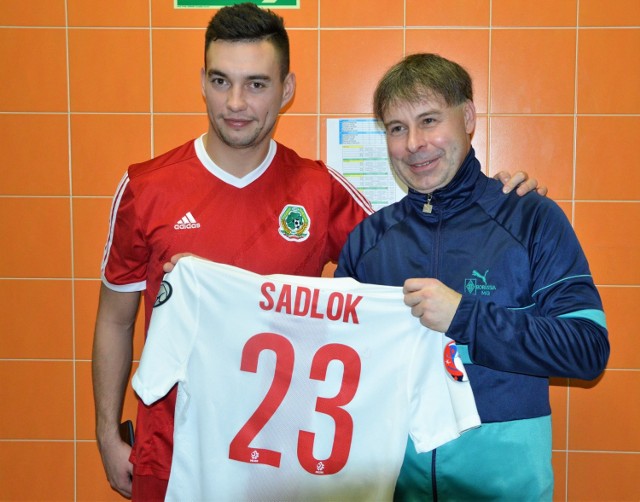 Przed rokiem w licytacji ostro walczono o koszulkę Macieja Sadloka. Dodatkowo szczęśliwy jej nabywca zrobił sobie pamiątkowe zdjęcie z piłkarzem Wisły Kraków.
