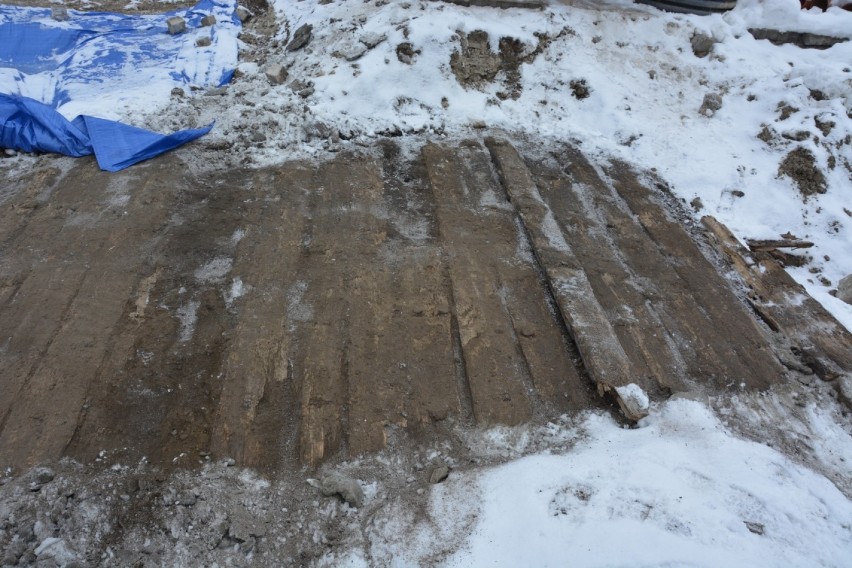 To odkrycie poruszyło mieszkańców. Drewniana droga odnaleziona w centrum Jarosławia ma około 300 lat
