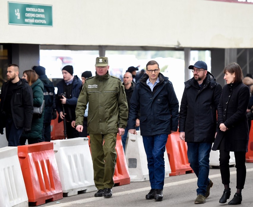 Premier Morawiecki i przew. RE Charles Michel rozmawiali z uchodźcami na przejściu w Korczowej. Polały się łzy [ZDJĘCIA]