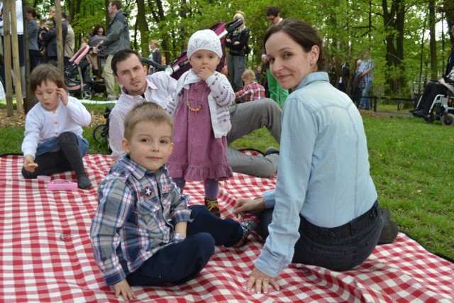 Msza polowa w Rybniku z okazji kanonizacji Jana Pawła II. Na kocykach siadały całe rodziny, wśród nich Dawid i Maja Kubka z trójką pociech: Szymonem, Agatą i Heleną.