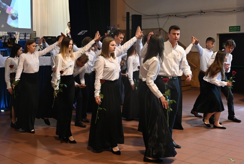 Wspaniałego poloneza zatańczyli uczniowie „Staszicówki”.