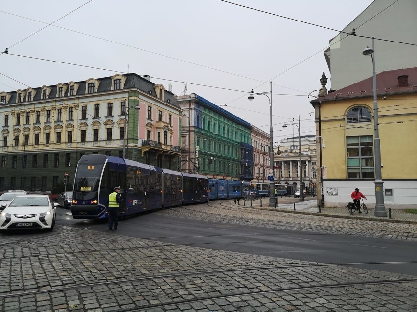 Tramwaj wykoleił się w centrum Wrocławia. Uwaga na objazdy (SZCZEGÓŁY)