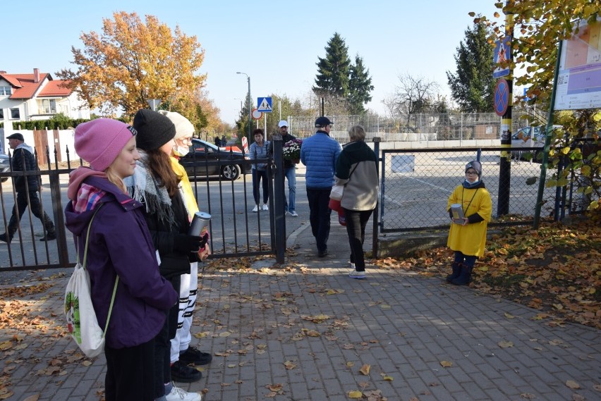 Kwestują na rzecz hospicjum na cmentarzach w Pruszczu Gdańskim. Pomagają tym, którzy mają ostatnie dni życia