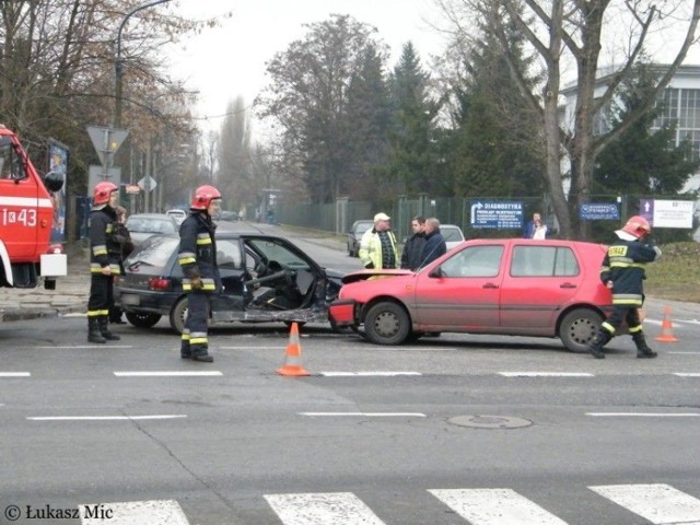 Pojazdy zostały dość mocno rozbite.