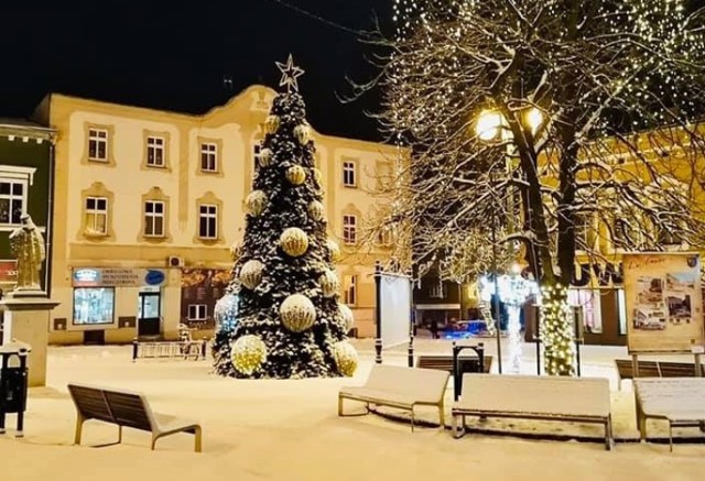 Choinka na rynku w Lublińcu została uszkodzona. Młodzież wchodzi do środka i robi sobie zdjęcia?

Zobacz kolejne zdjęcia. Przesuwaj zdjęcia w prawo - naciśnij strzałkę lub przycisk NASTĘPNE