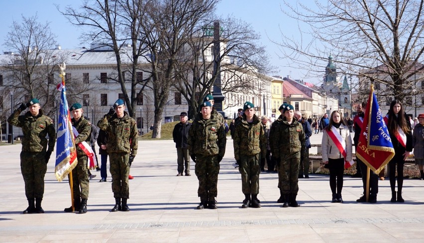 Piłsudczycy przemaszerowali przez Lublin. Po raz 23 odbyły się uroczystości związane z dniem imienin marszałka Józefa Piłsudskiego. Zdjęcia