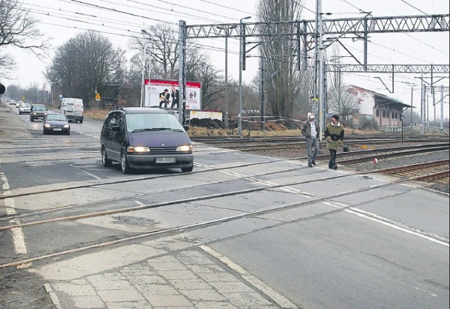 Kierowcy korzystający z przejazdu kolejowego na ulicy Cukrowej ...