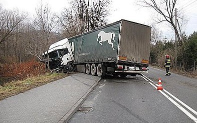 Wisła: Tir staranował terenówkę i zatrzymał się na skarpie [ZDJĘCIA]