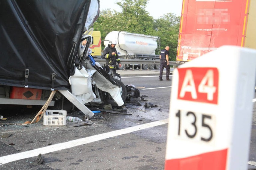 Śmiertelny wypadek na A4. Bus uderzył w ciężarówkę [ZDJĘCIA]