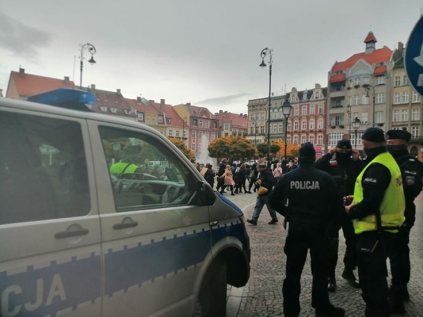 Kolejny dzień protestów w Wałbrzychu przeciwko zaostrzaniu...